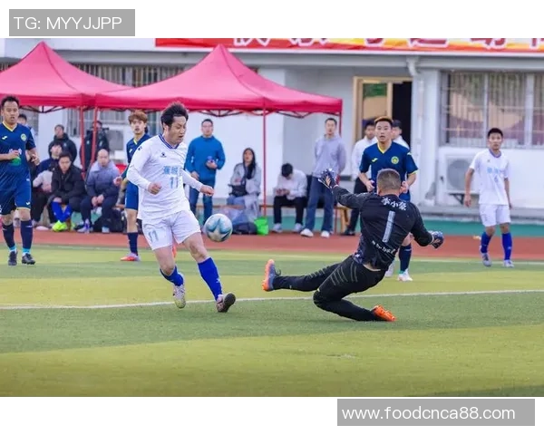 足球明星化身路人街头踢球惊现球技引围观热潮 足球明星化身路人街头踢球惊现球技引围观热潮