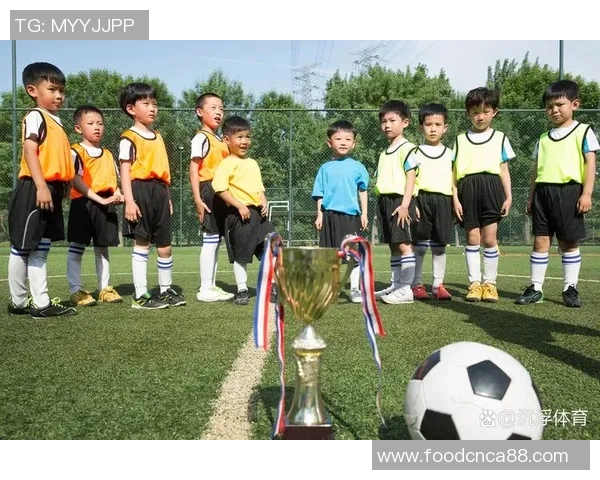 足球可以擦出激情与梦想的火花让我们共同见证这项运动的魅力与团结 足球可以擦出激情与梦想的火花让我们共同见证这项运动的魅力与团结